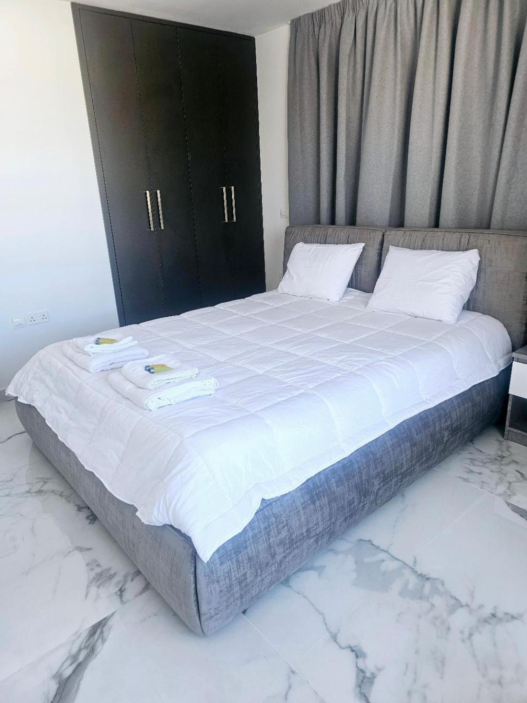 Deluxe Apartment Paphos Esterno foto